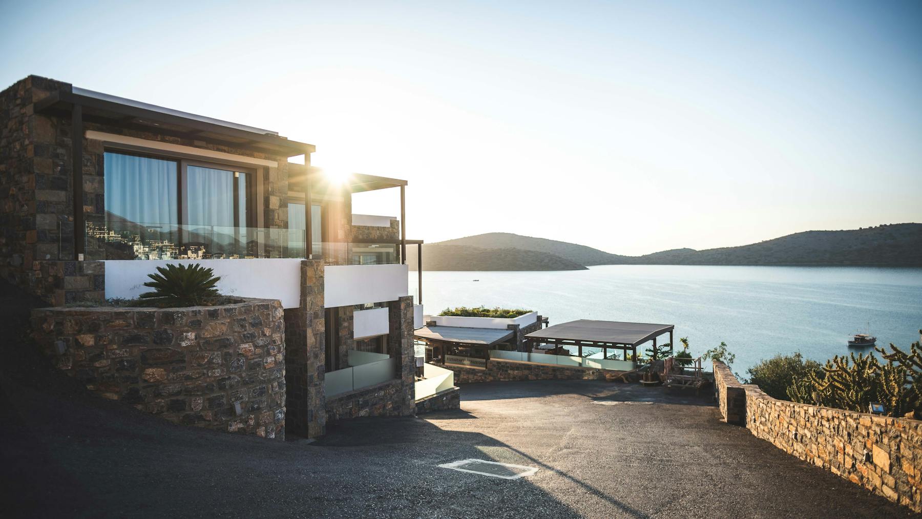 Luxuriöse Outdoor-Lounge mit Meerhorizont